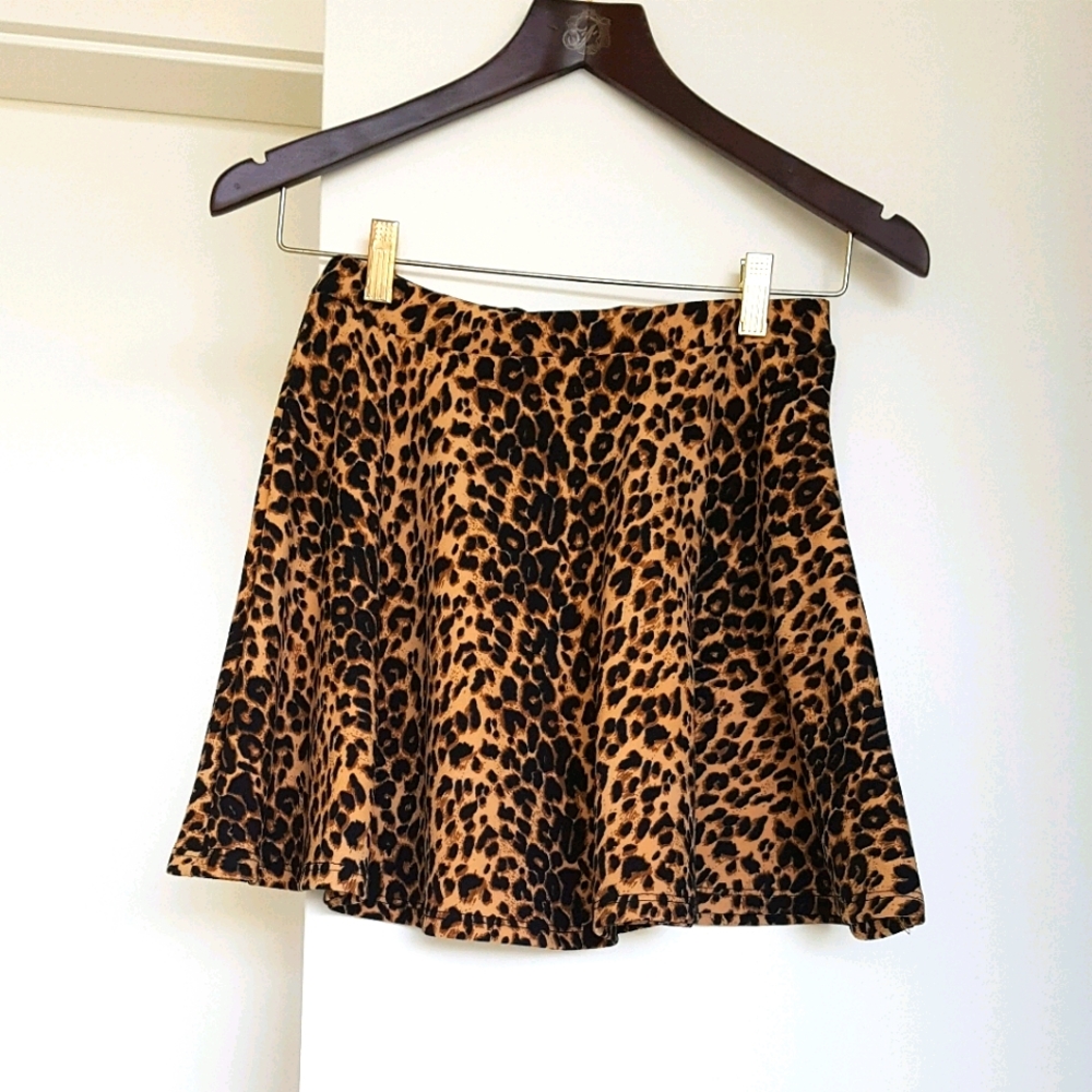 Leopard print flare short skirt. Xsmall.
